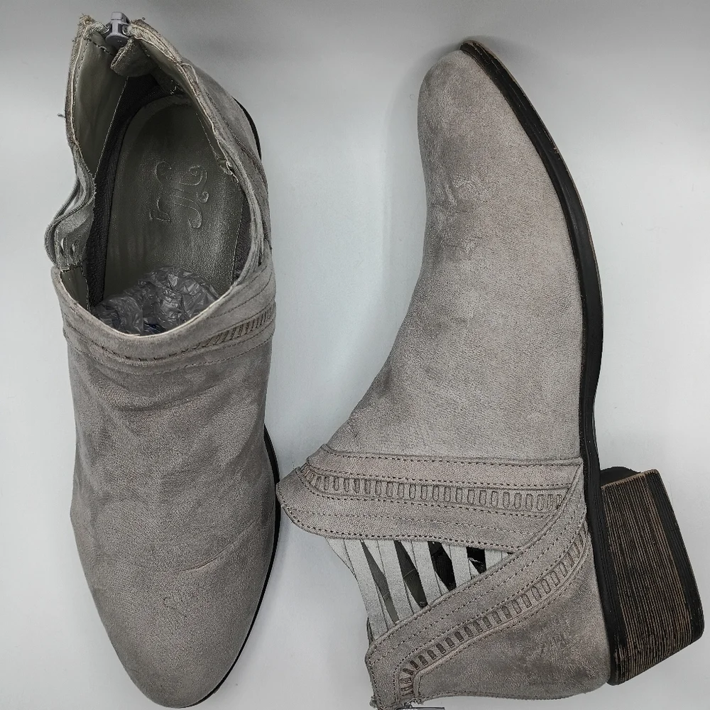 Journee Collection Jeni Gray Faux Suede Ankle Boots Size 11 - Picture 4 of 9